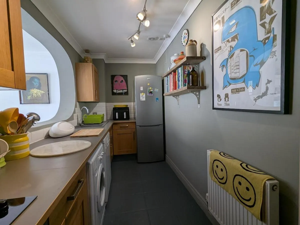 Eclectic Beach Basement Brighton Apartman